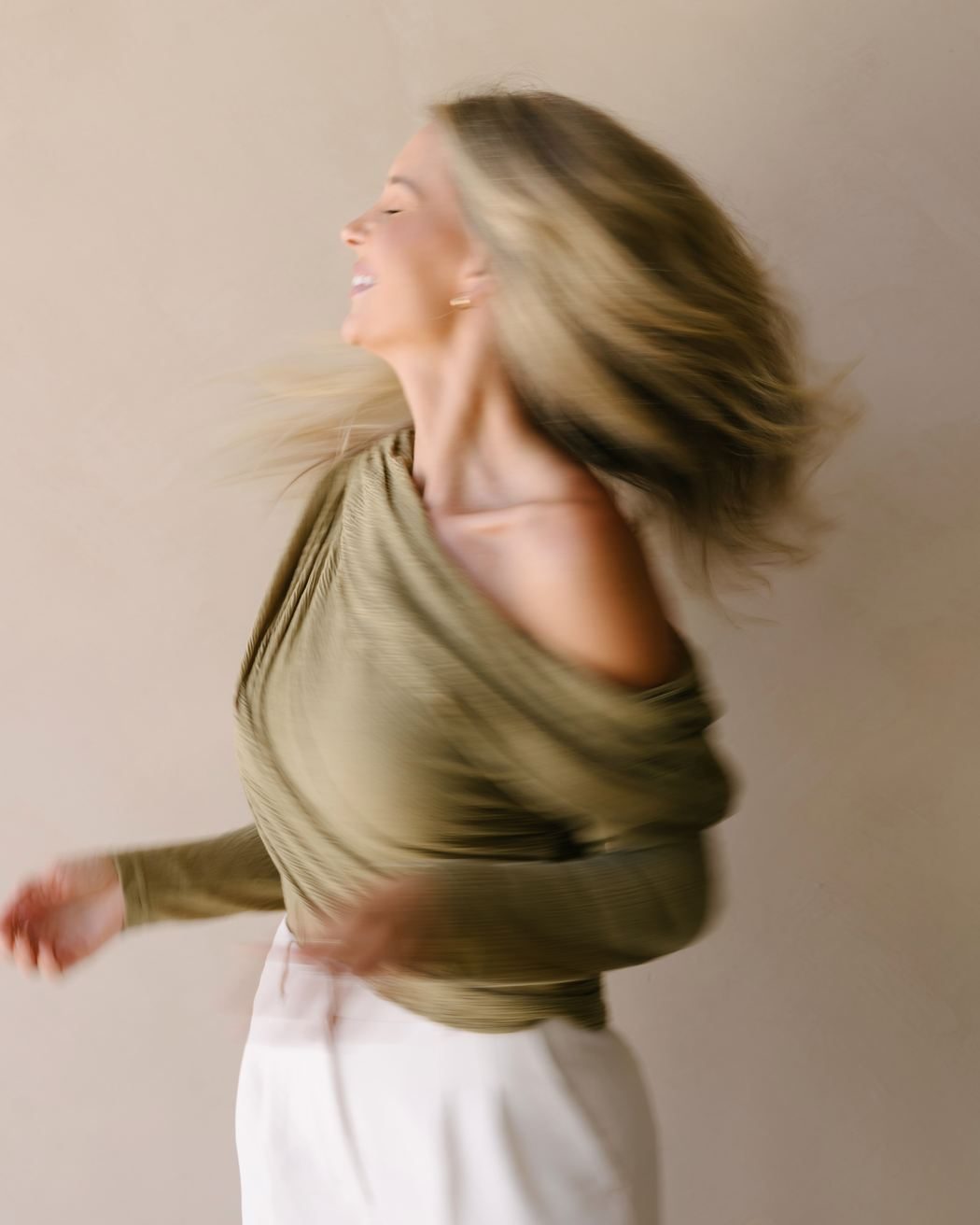 Elle turning, hair in motion