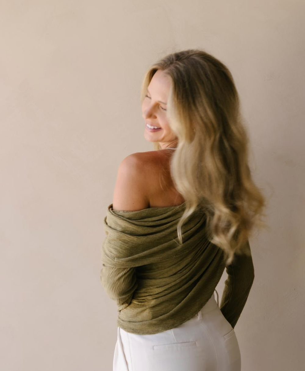 Elle looking back over her shoulder